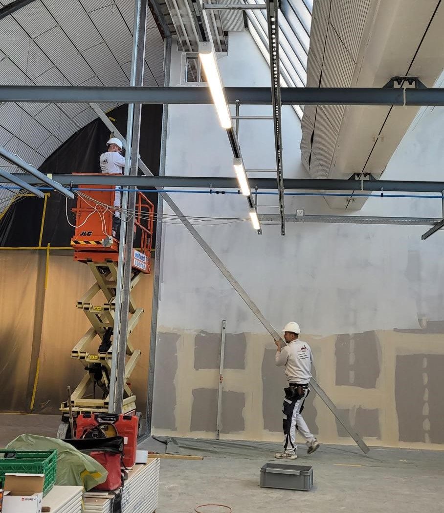 Trockenbauwand über 7,5 Meter Höhe im Bau, Geschäftsliegenschaft Bern