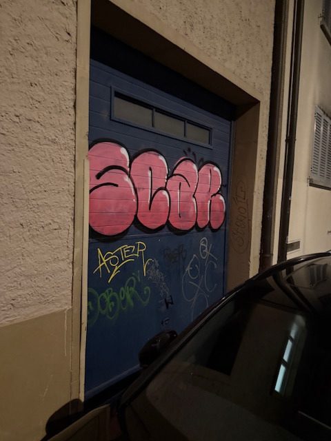 Fassade mit Sprayerei vor der Reinigung, Bern